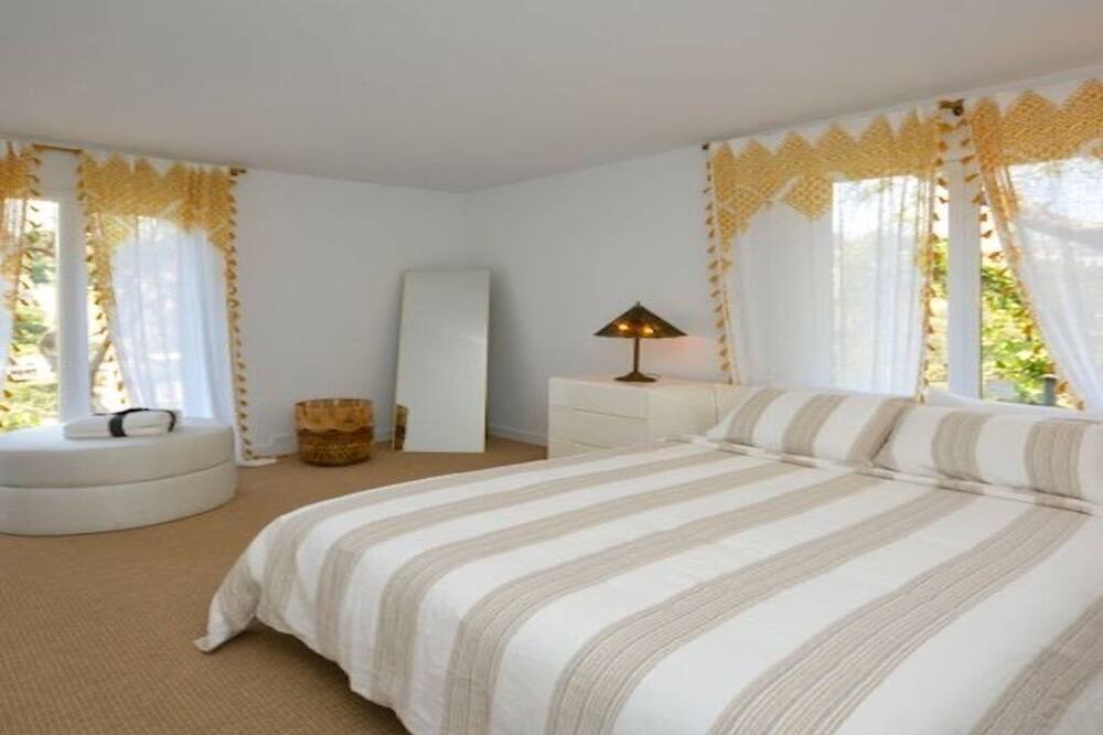 Photo of Bedroom in Beverly Glen