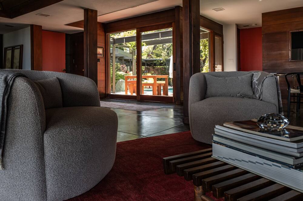 Photo of Livingroom in Beverly Glen