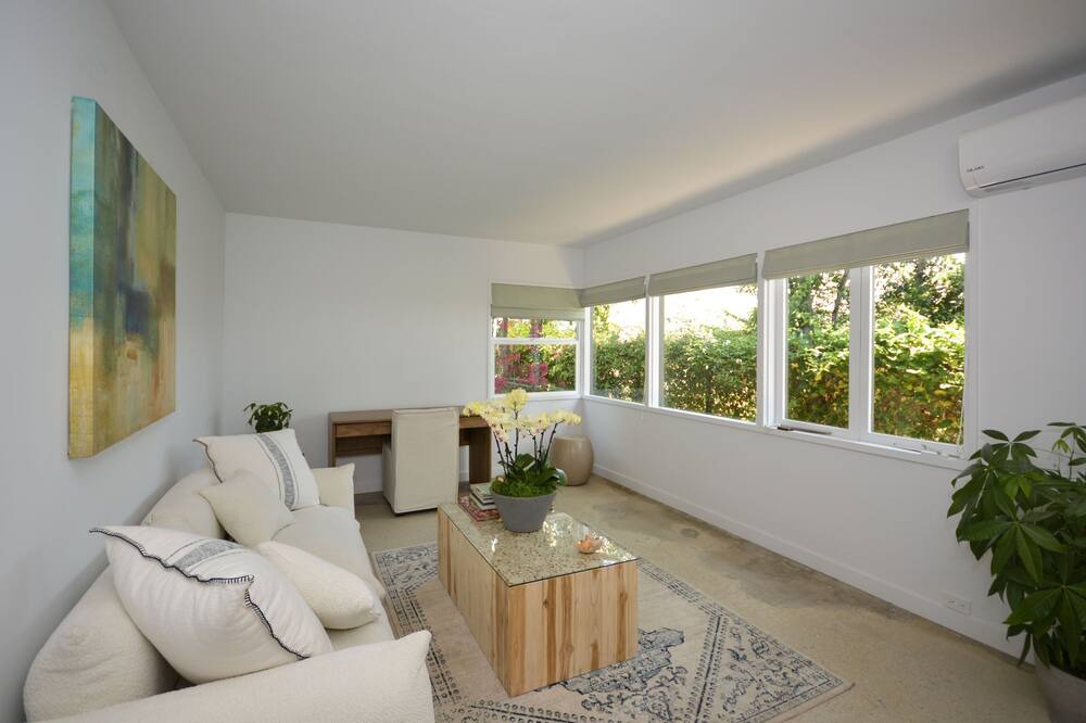Photo of Livingroom in Beverly Glen