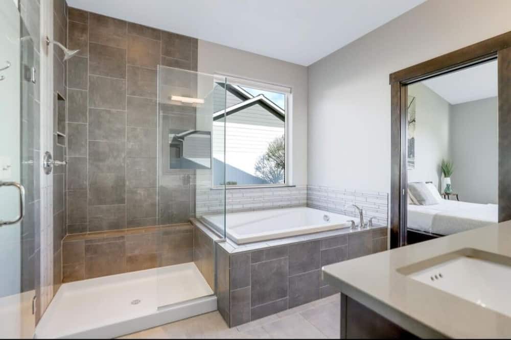 Photo of Bathroom in Mica