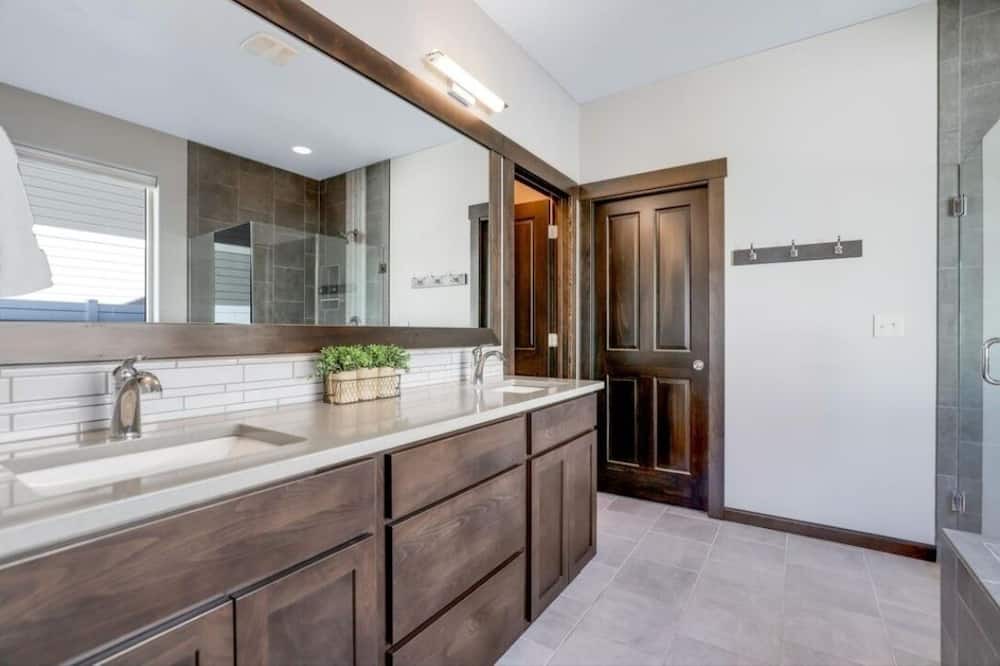 Photo of Bathroom in Mica