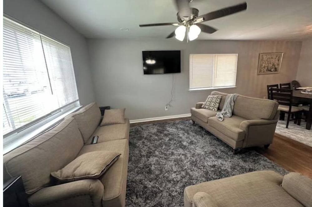 Photo of Livingroom in Lochearn
