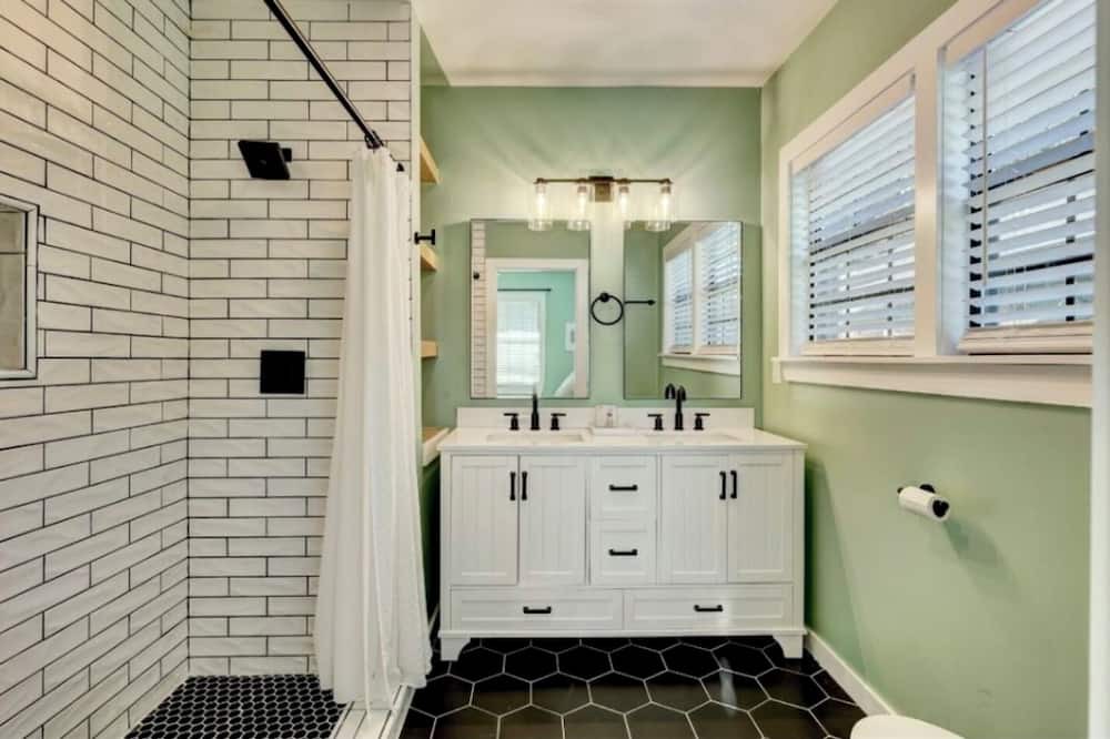 Photo of Bathroom in Central Oklahoma City