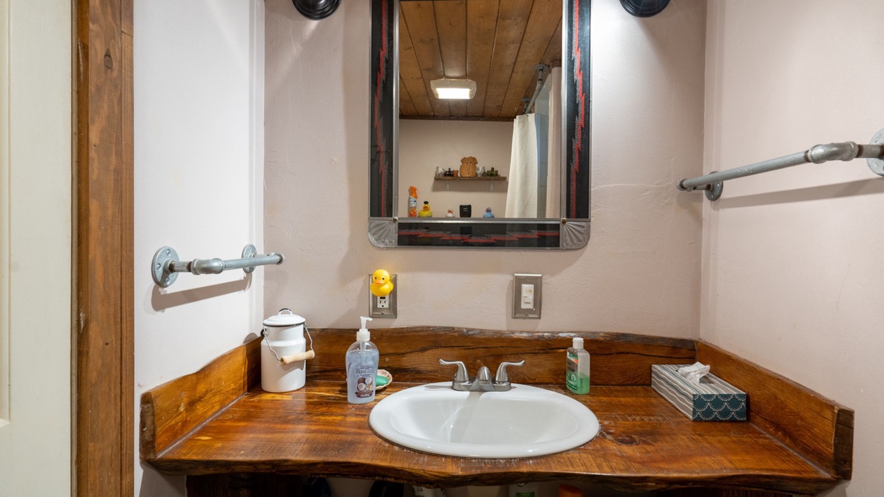 Photo of Bathroom in Canoncito