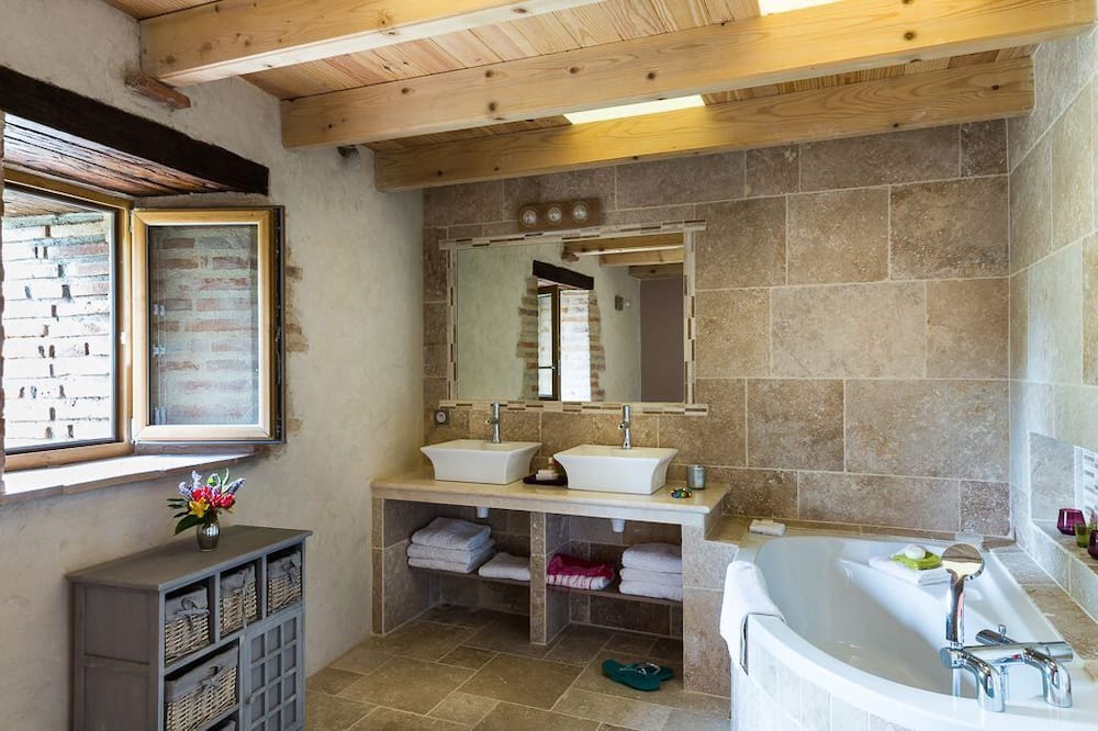 Photo of Bathroom in Laparade