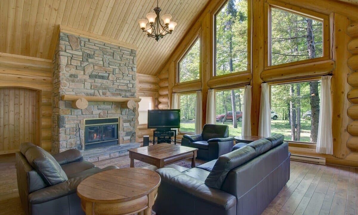 Photo of Livingroom in Fiddler Lake Resort