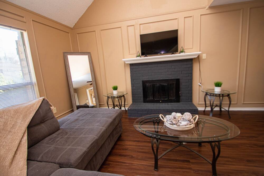 Photo of Livingroom in North Central Carrollton