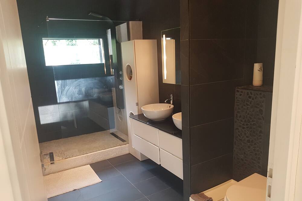 Photo of Bathroom in Vedene