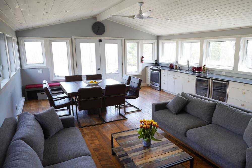 Photo of Livingroom in Utterson