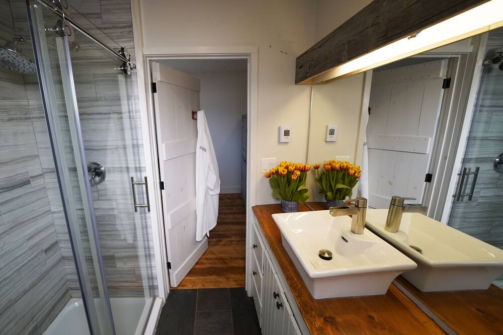 Photo of Bathroom in Utterson
