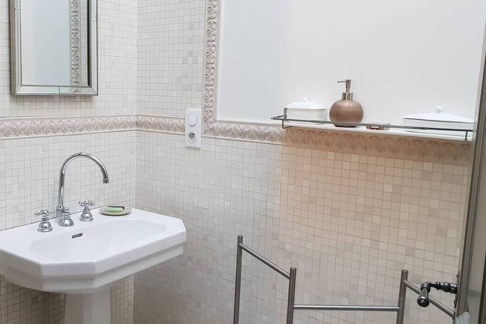 Photo of Bathroom in Caderousse