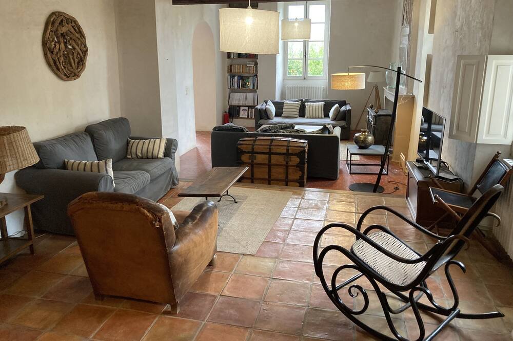 Photo of Livingroom in Saint-Michel-l'Observatoire