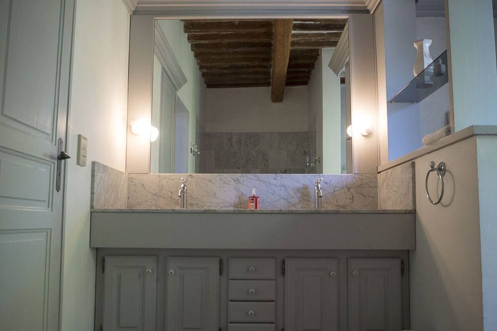 Photo of Bathroom in Saint-Michel-l'Observatoire