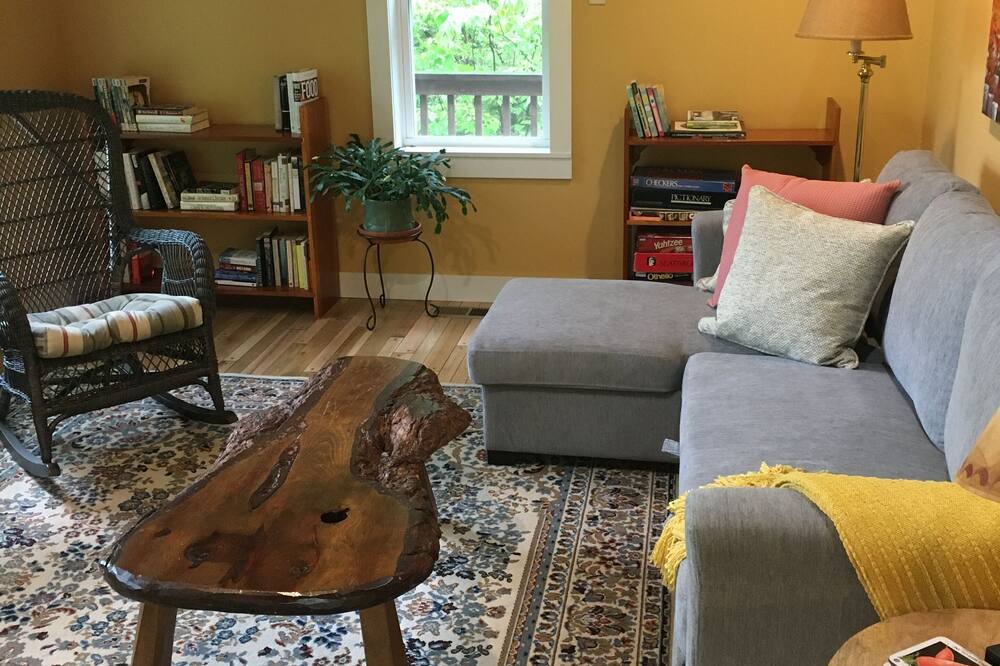 Photo of Livingroom in Hillsboro