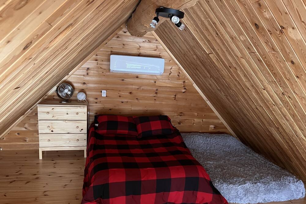 Photo of Bedroom in Sainte-Marguerite-du-Lac-Masson