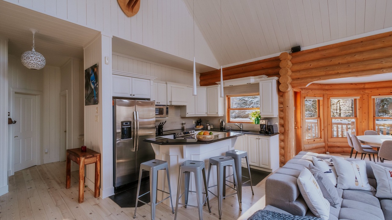 Photo of Livingroom in Fiddler Lake Resort