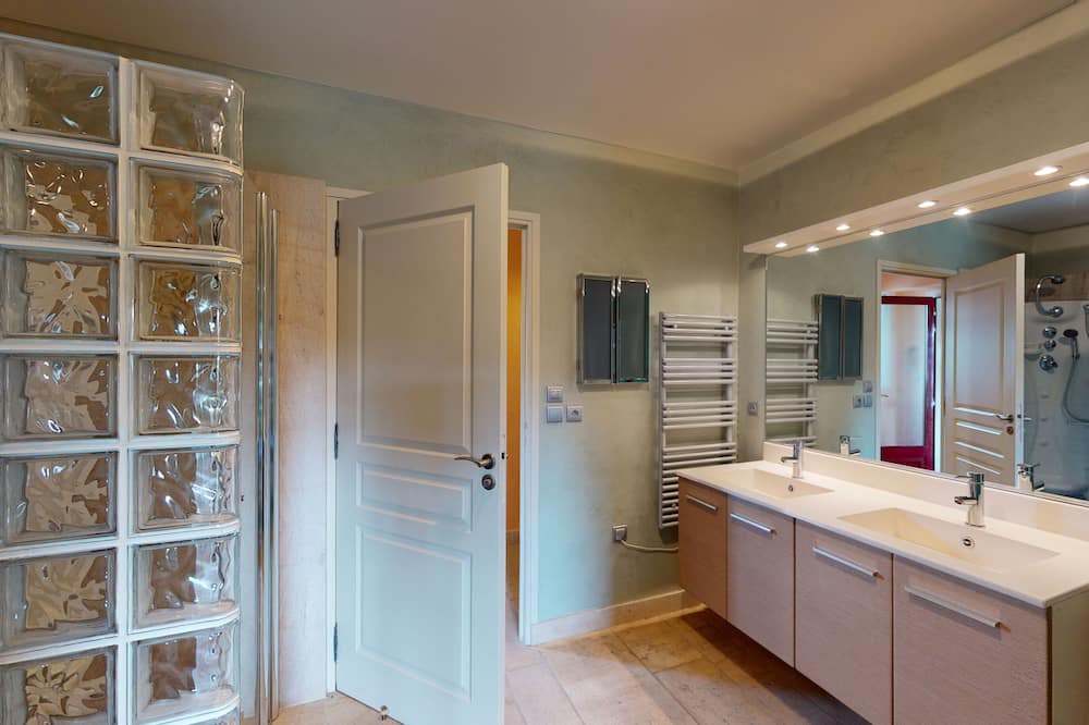 Photo of Bathroom in Courson