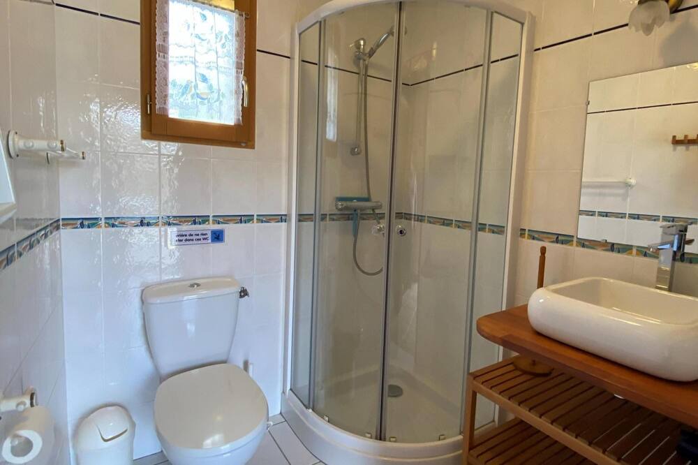Photo of Bathroom in Connac