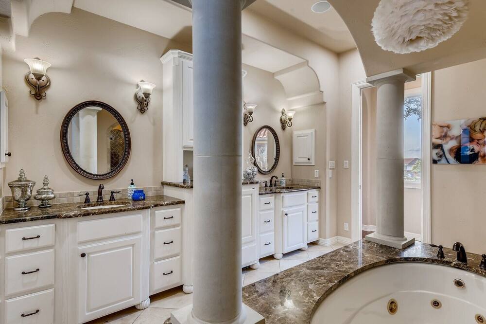 Photo of Bathroom in Lake Pointe
