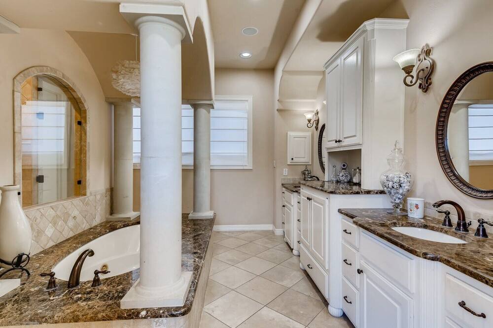 Photo of Bathroom in Lake Pointe