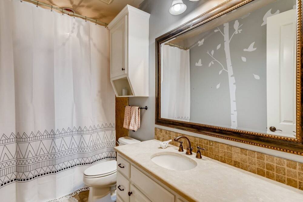 Photo of Bathroom in Lake Pointe