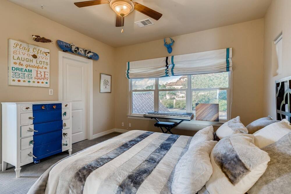 Photo of Bedroom in Lake Pointe