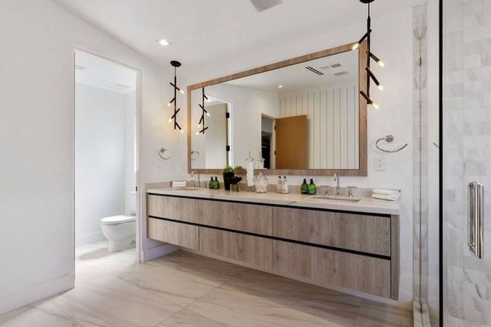 Photo of Bathroom in Encino