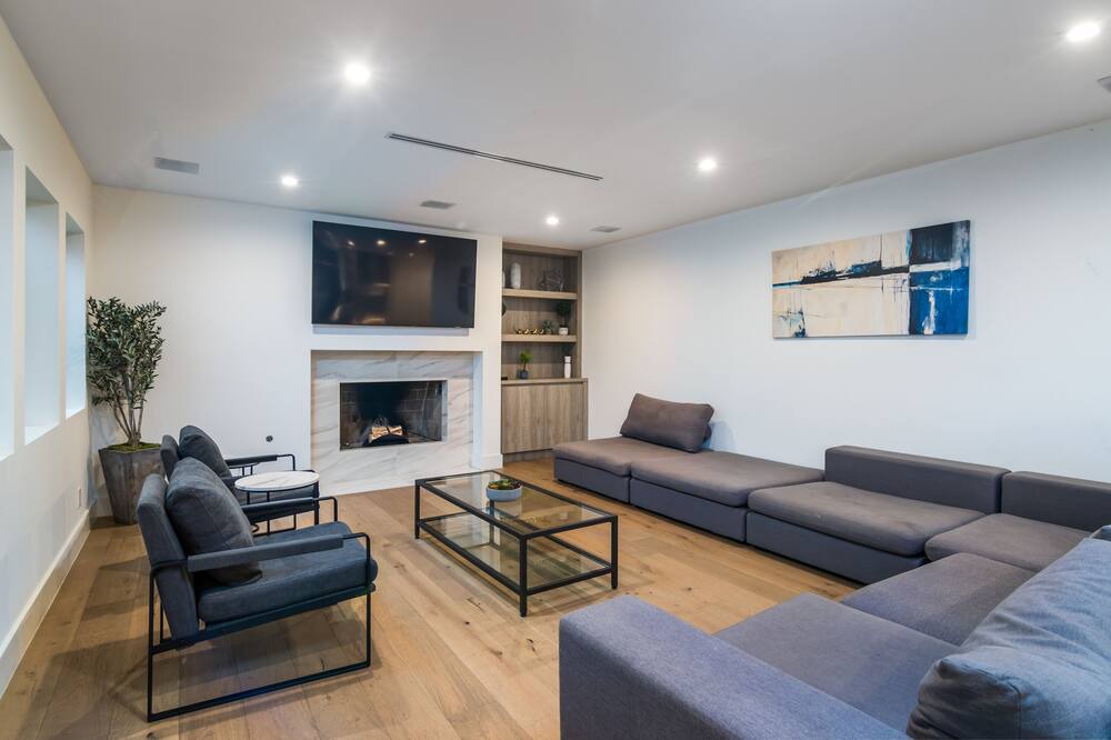 Photo of Livingroom in Encino