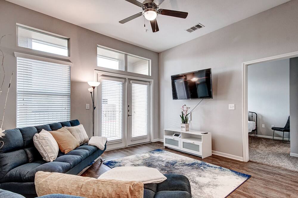 Photo of Livingroom in South Main