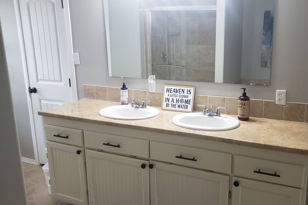 Photo of Bathroom in Cleora