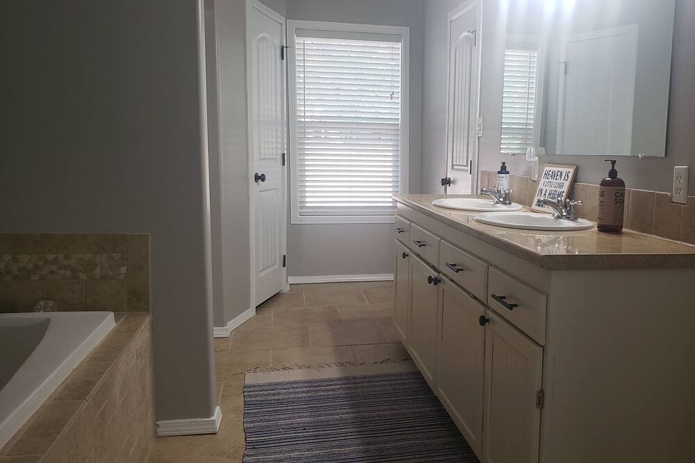 Photo of Bathroom in Cleora