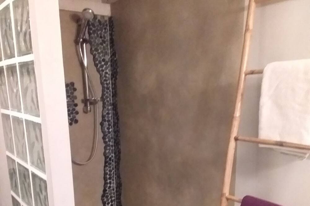Photo of Bathroom in Loriol-du-Comtat