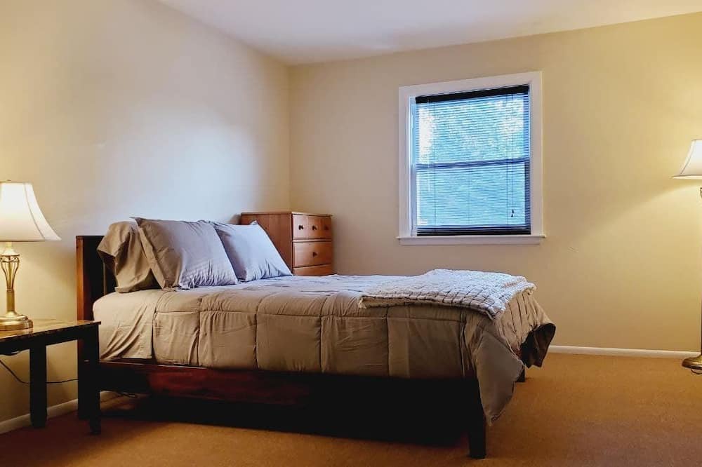 Photo of Bedroom in Lansdowne