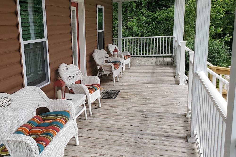 Photo of Patio Balcony in Tompkinsville