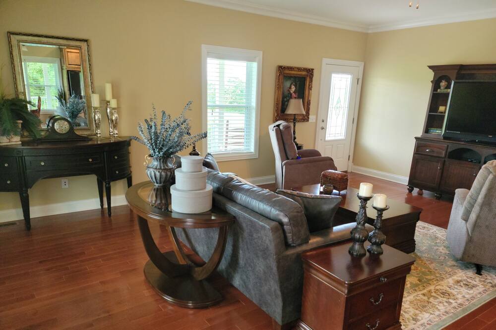 Photo of Livingroom in Tompkinsville