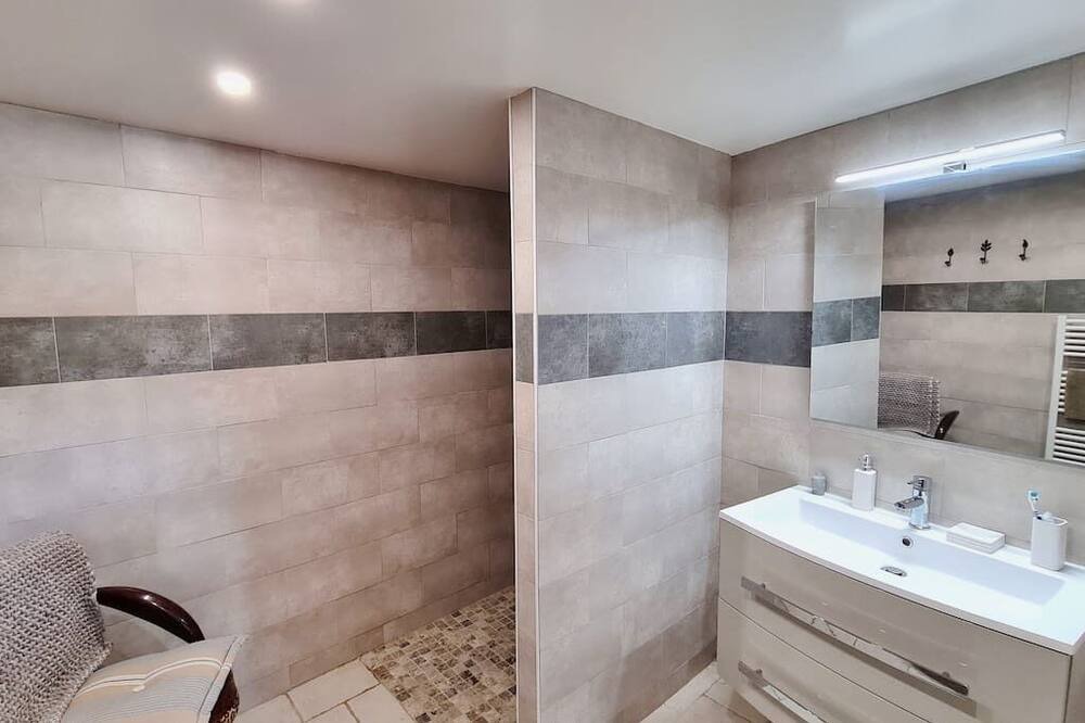 Photo of Bathroom in Chateauneuf-du-Pape