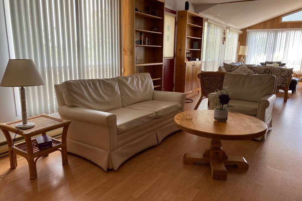 Photo of Livingroom in Wymbolwood Beach
