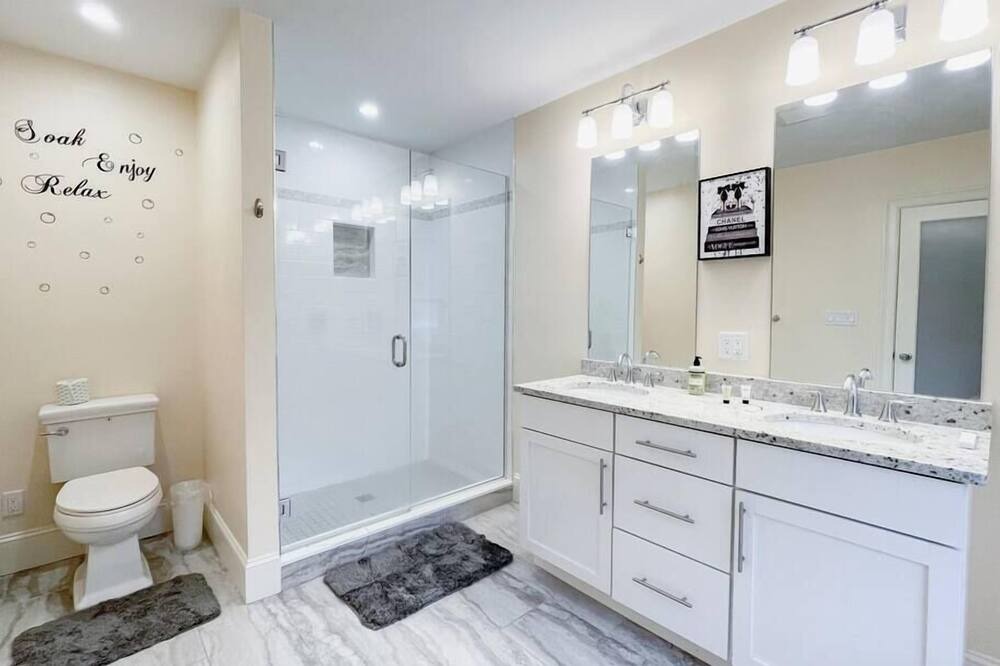 Photo of Bathroom in Oak Square