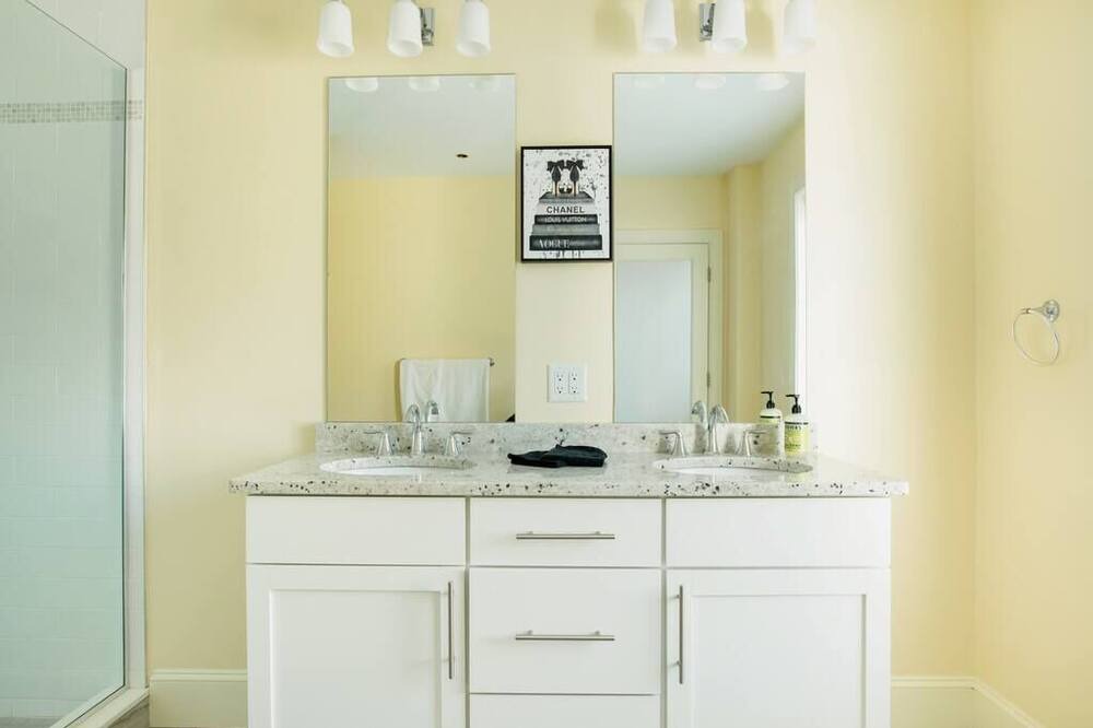 Photo of Bathroom in Oak Square