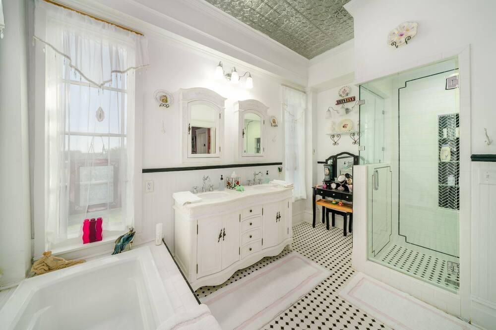 Photo of Bathroom in Gonzales