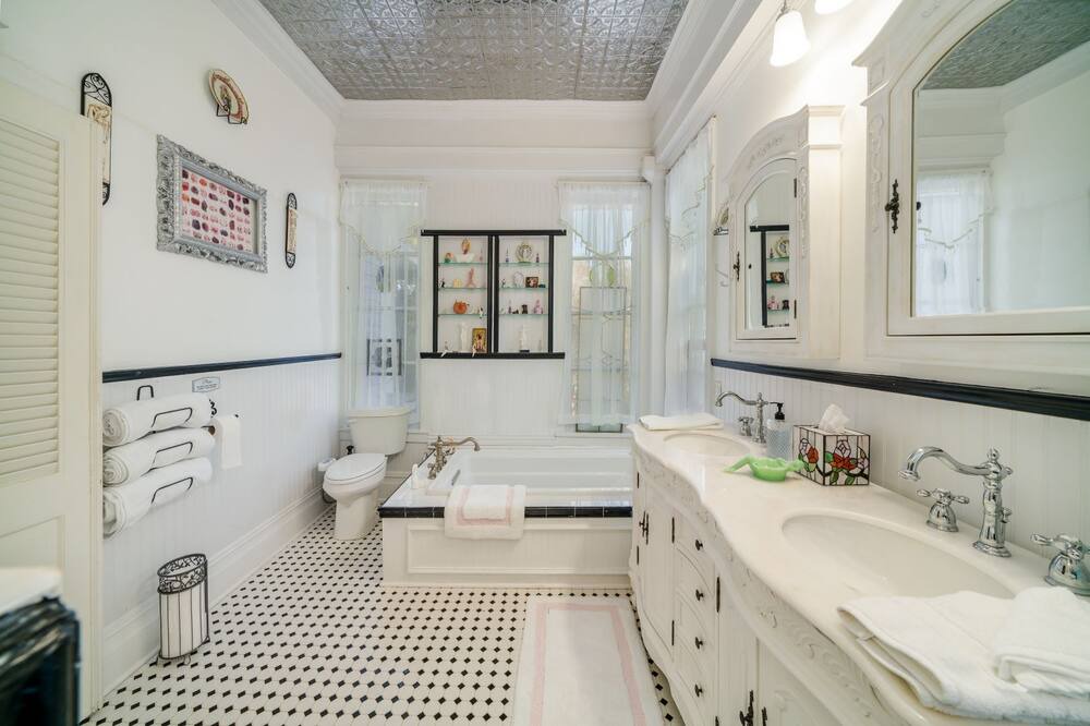 Photo of Bathroom in Gonzales