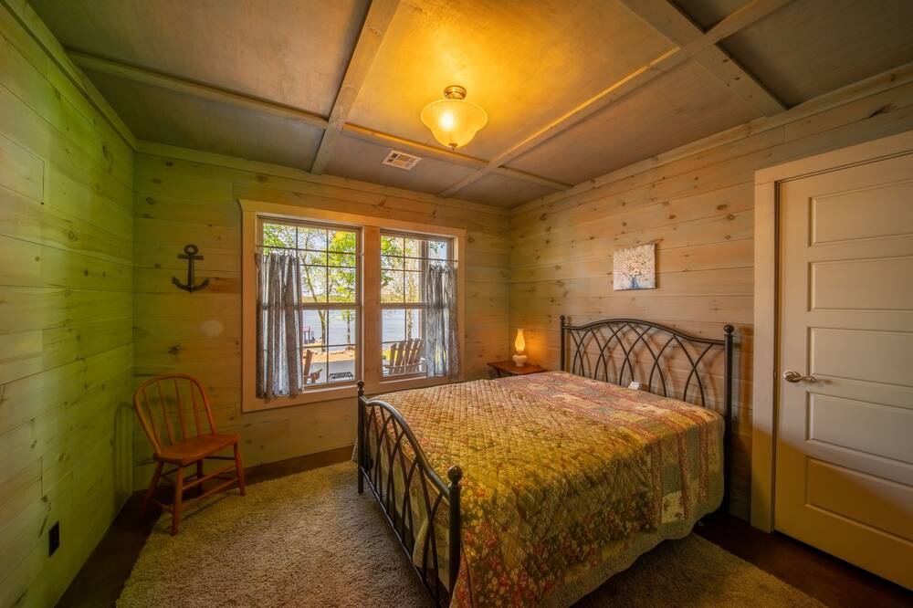 Photo of Bedroom in Grove