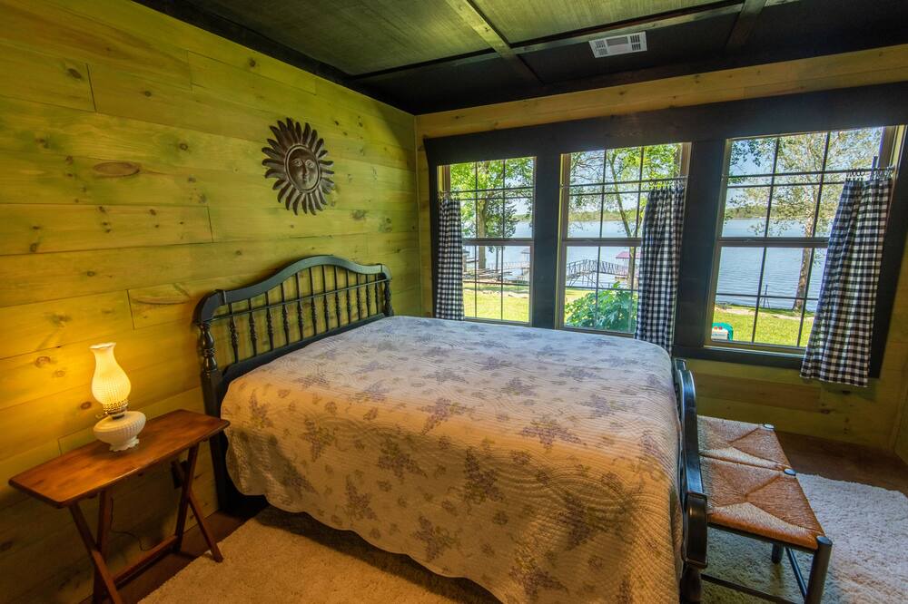 Photo of Bedroom in Grove
