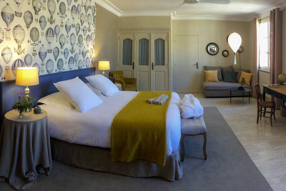 Photo of Bedroom in Montaren-et-Saint-Mediers