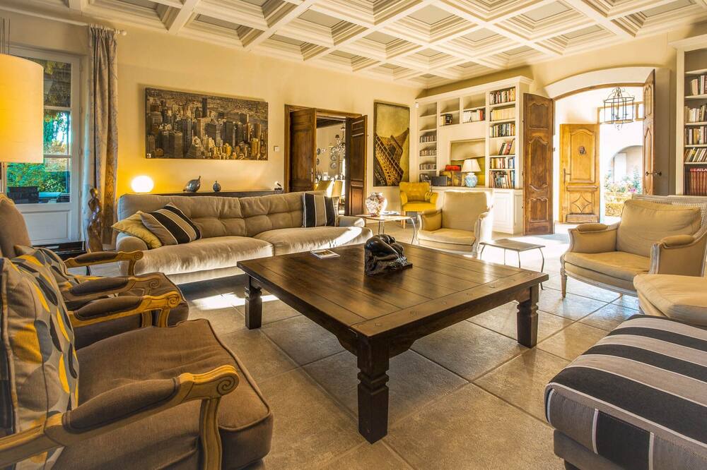 Photo of Livingroom in Montaren-et-Saint-Mediers