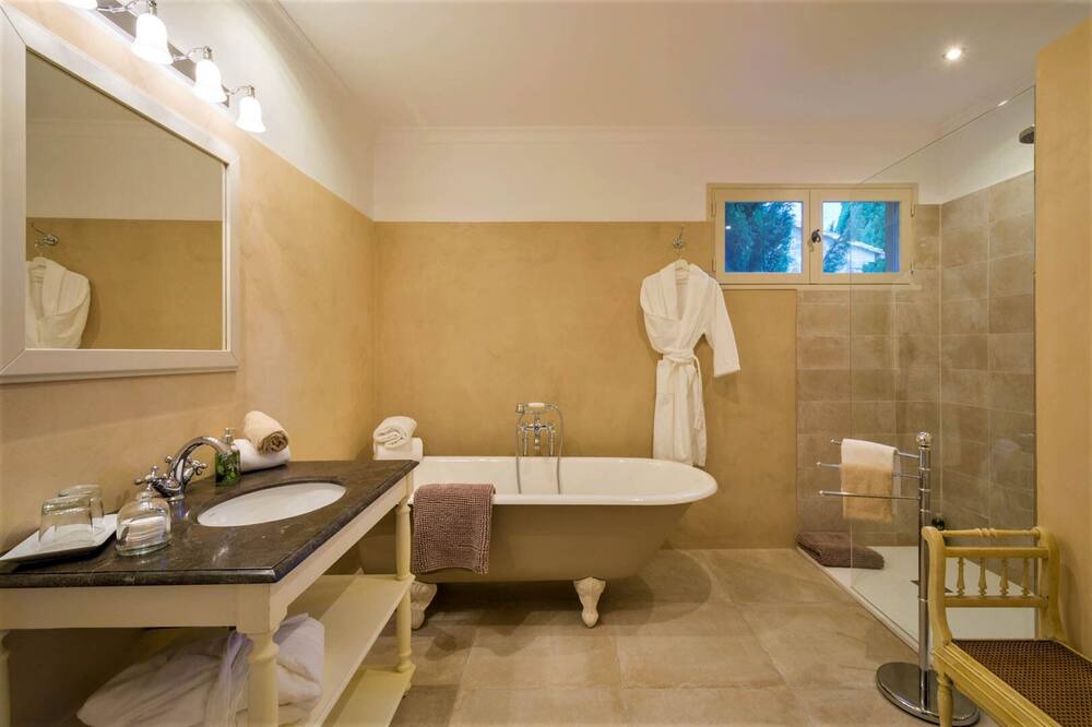 Photo of Bathroom in Montaren-et-Saint-Mediers
