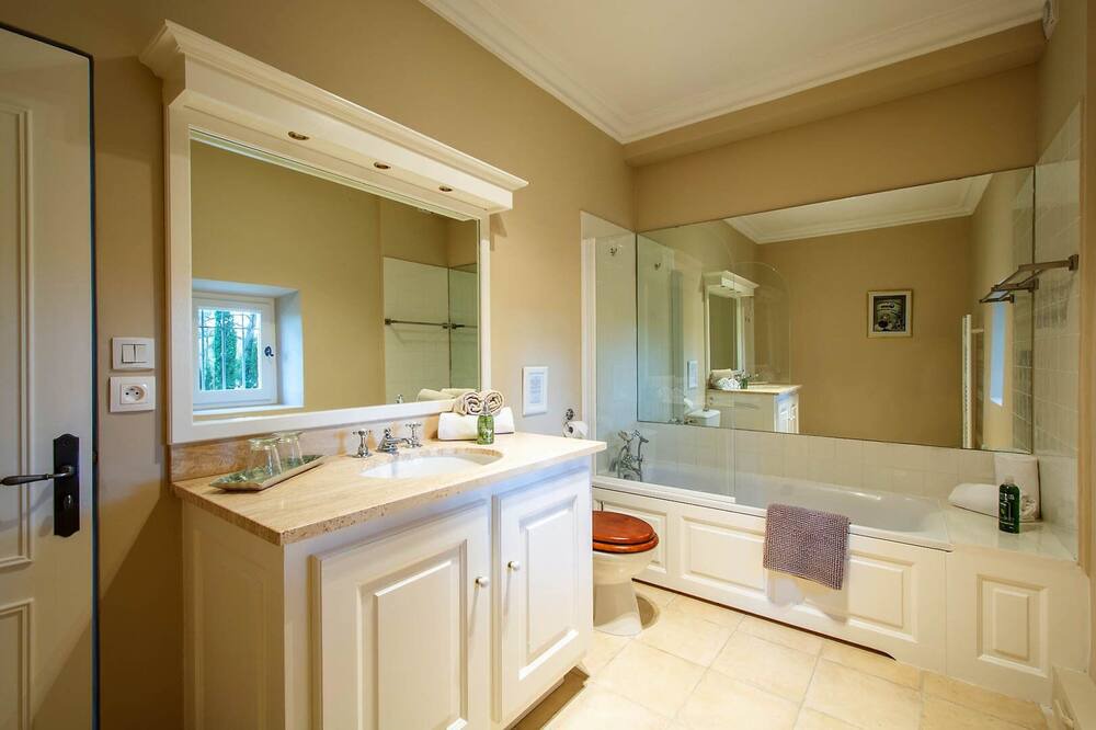Photo of Bathroom in Montaren-et-Saint-Mediers
