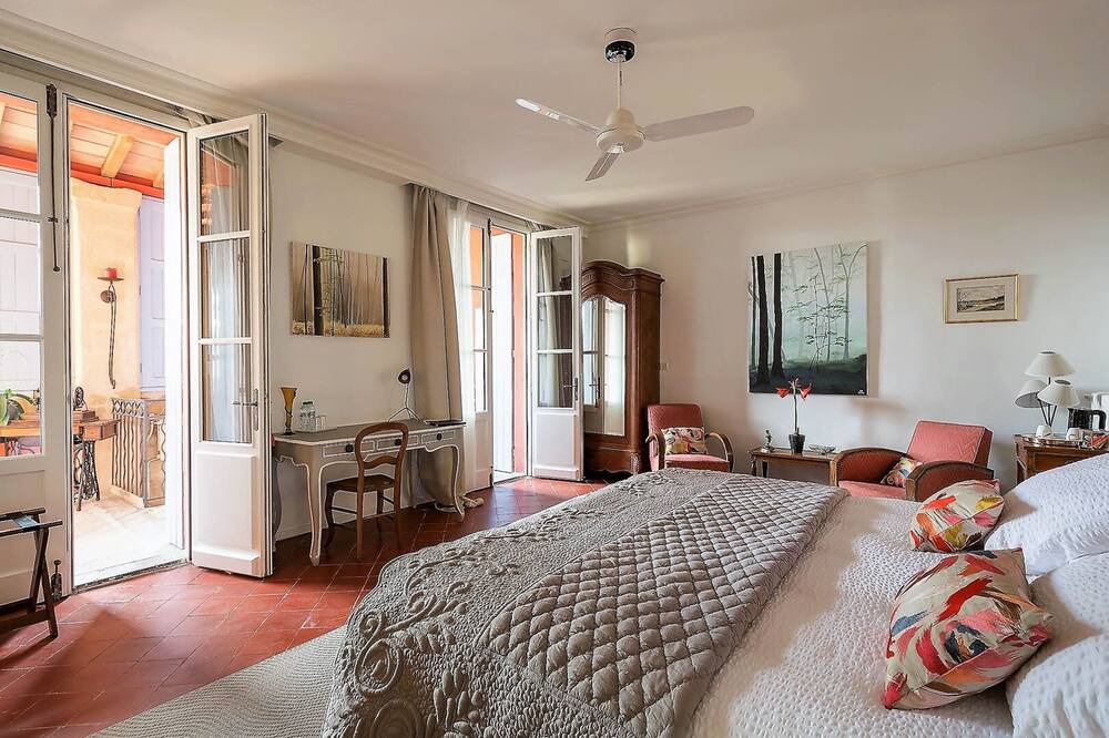 Photo of Bedroom in Montaren-et-Saint-Mediers