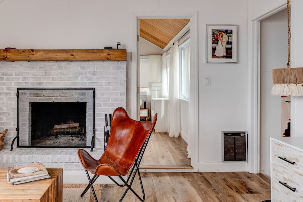 Photo of Livingroom in Baiting Hollow