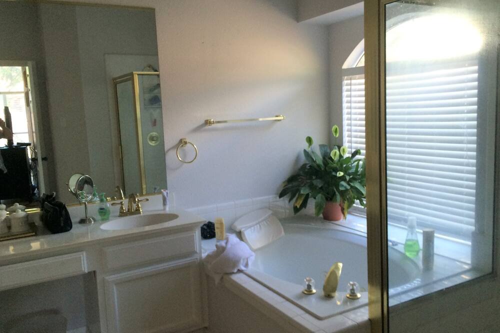 Photo of Bathroom in Scofield Farms